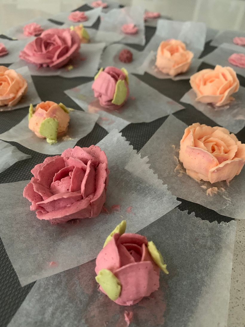 Mi Proyecto del curso: Flores de crema de mantequilla para cake design 5