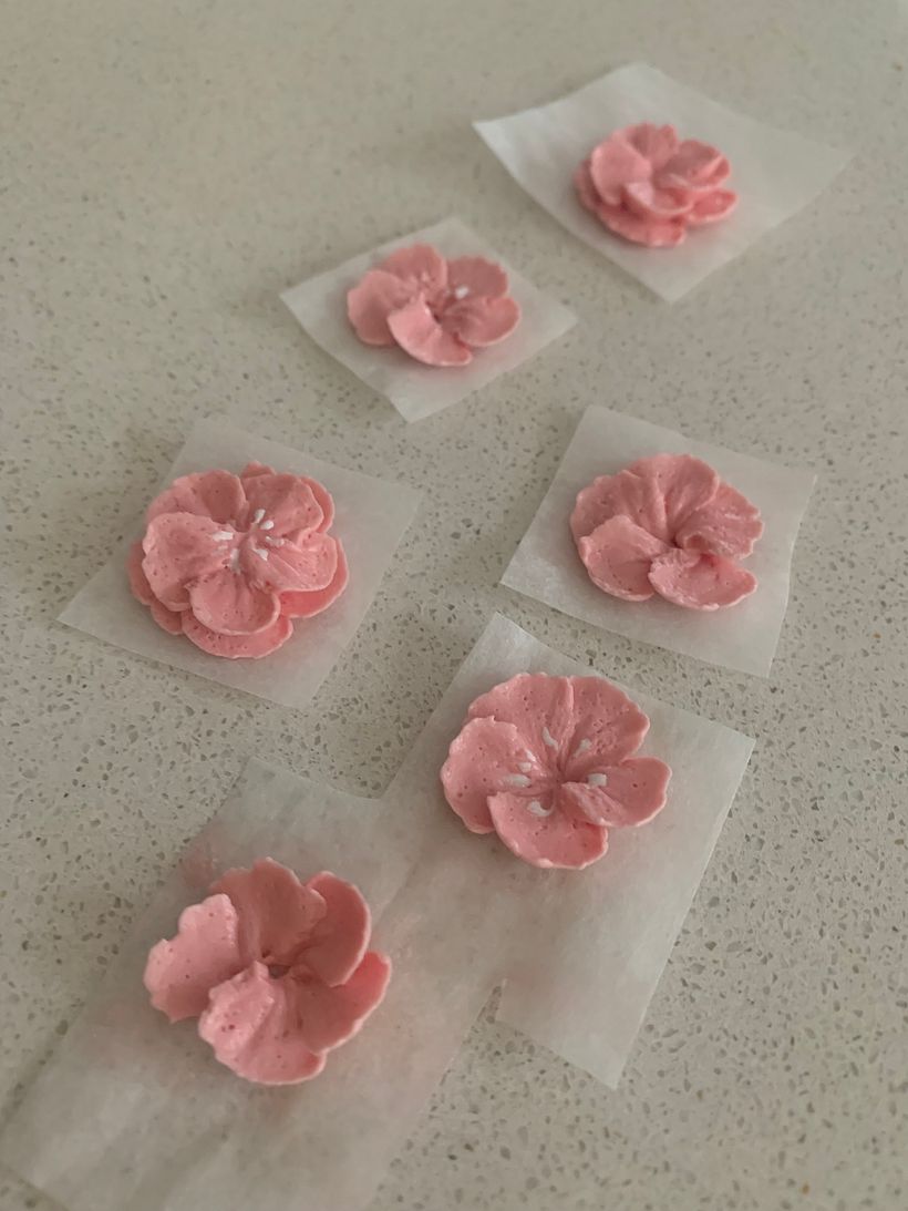 Mi Proyecto del curso: Flores de crema de mantequilla para cake design 3