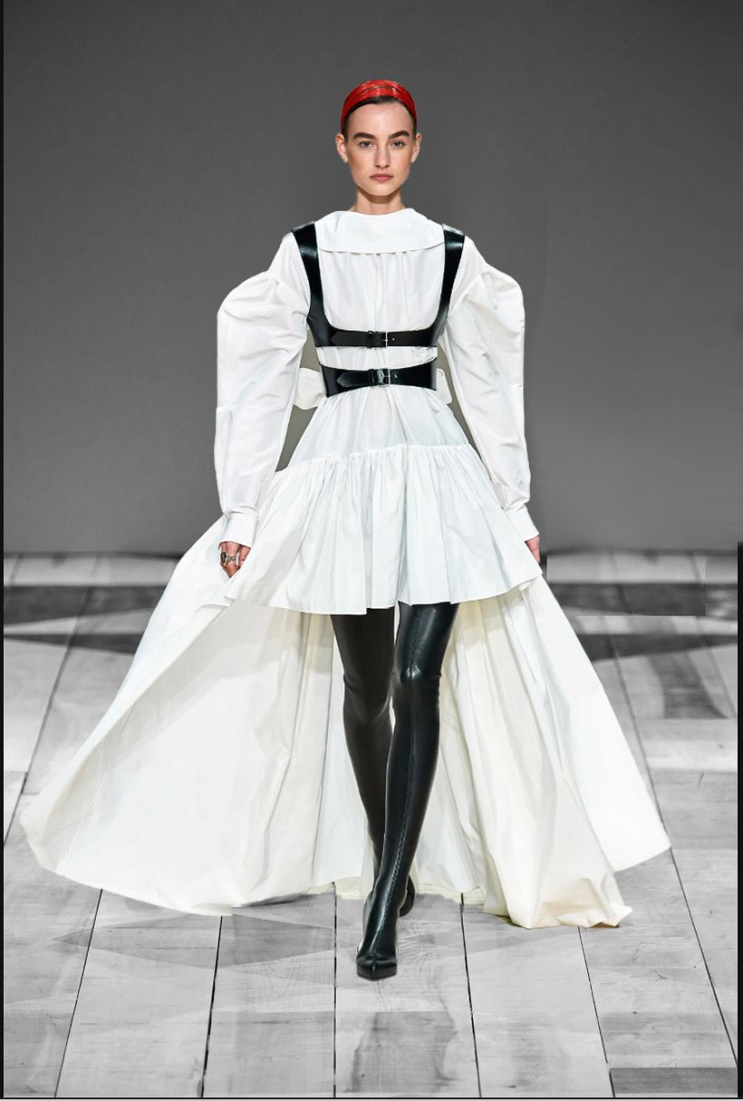 Draping at Alexander McQueen Domestika