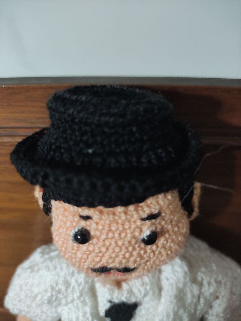 detalle de la carita con bigotes y del sombrero