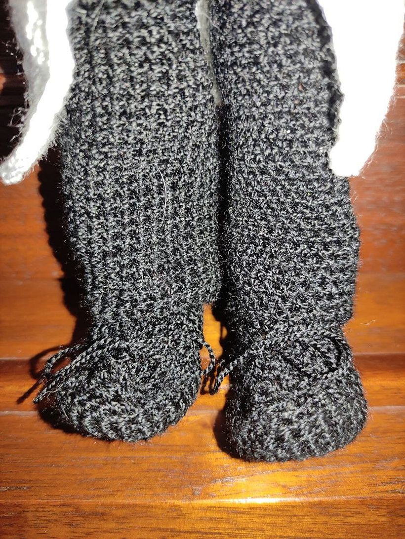 pantalones y zapatos negros