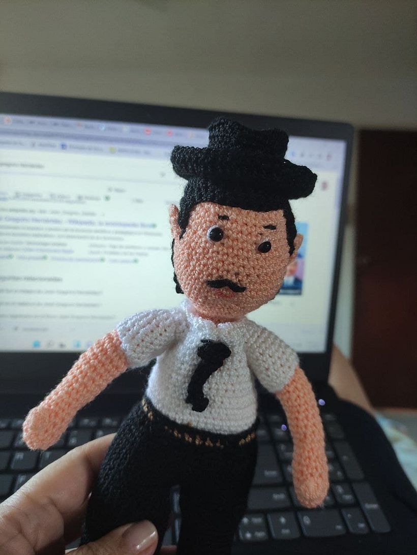 otro detalle de la camisa , el pantalón con correa y la carita con su pelo y sombrero