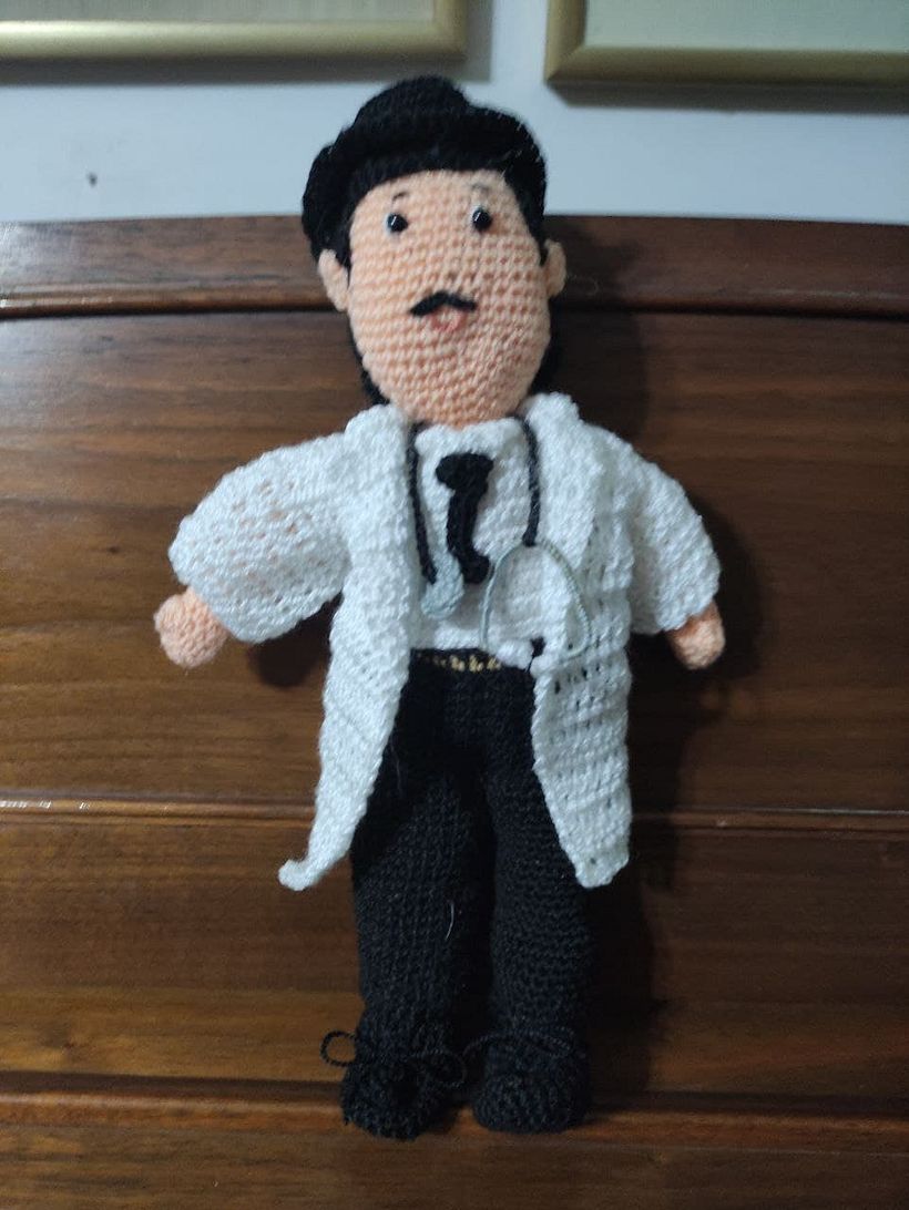 muñeco listo, es José Gregorio Hernández, un beato venezolano (candidato a santo de la religión católica)