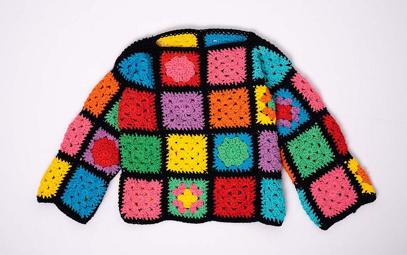 Los cuadrados “granny square” pueden unirse entre sí para formar textiles más grandes.