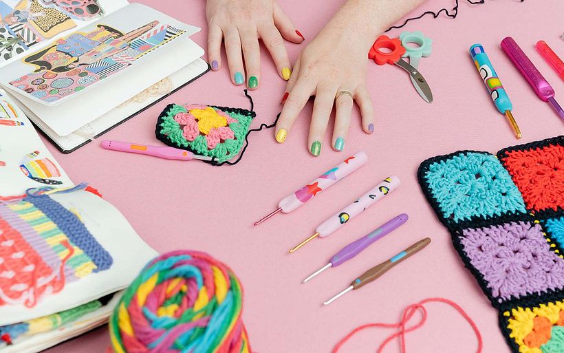 Las herramientas de crochet vienen en muchas formas y estilos. ¡Investiga cuáles son las adecuadas para tu diseño!