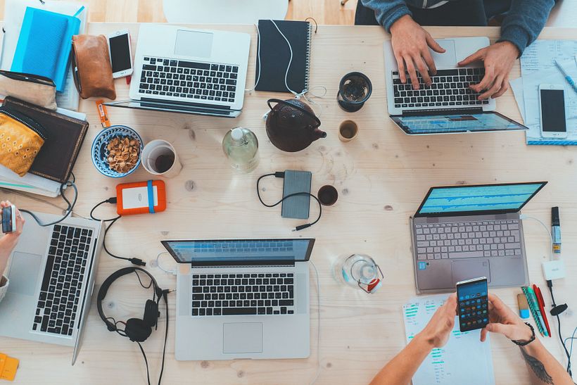 Não importa em que contexto você trabalha. Com fones de ouvido e o site certo, você pode controlar o entorno sonoro. Unsplash