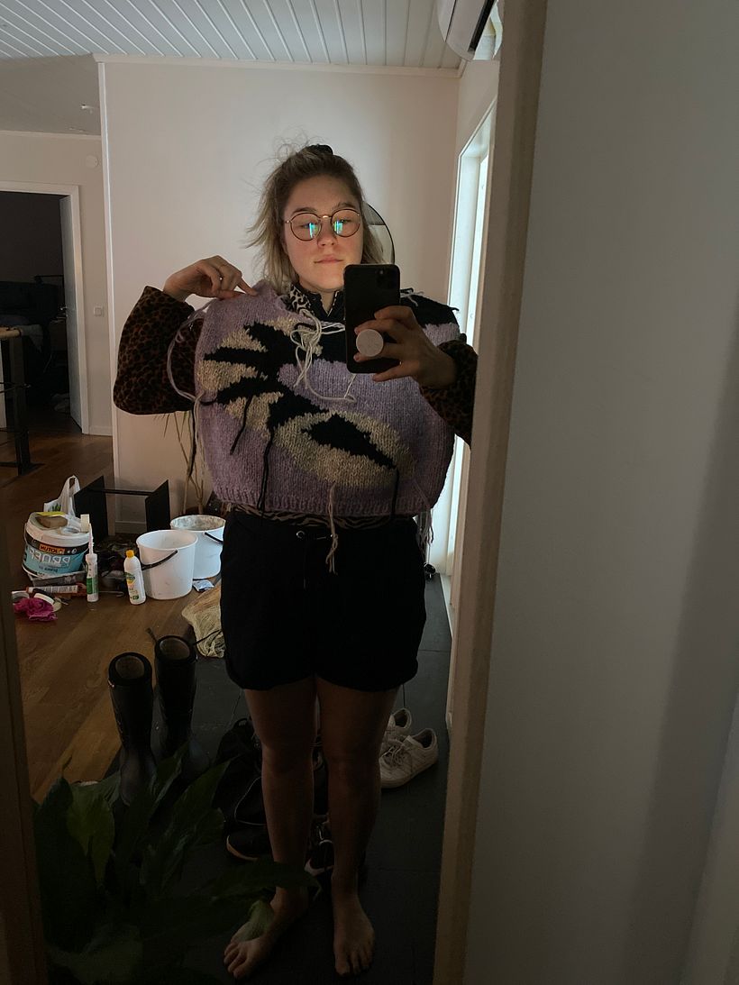 I love a cropped sweater and a messy hallway 😂