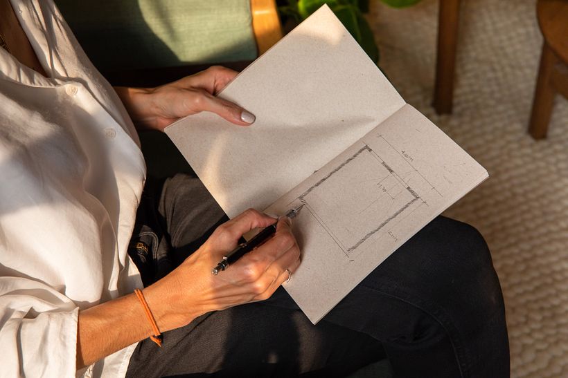 Hacemos un croquis, no se les olvide anotar dónde están sus ventanas y las alturas.