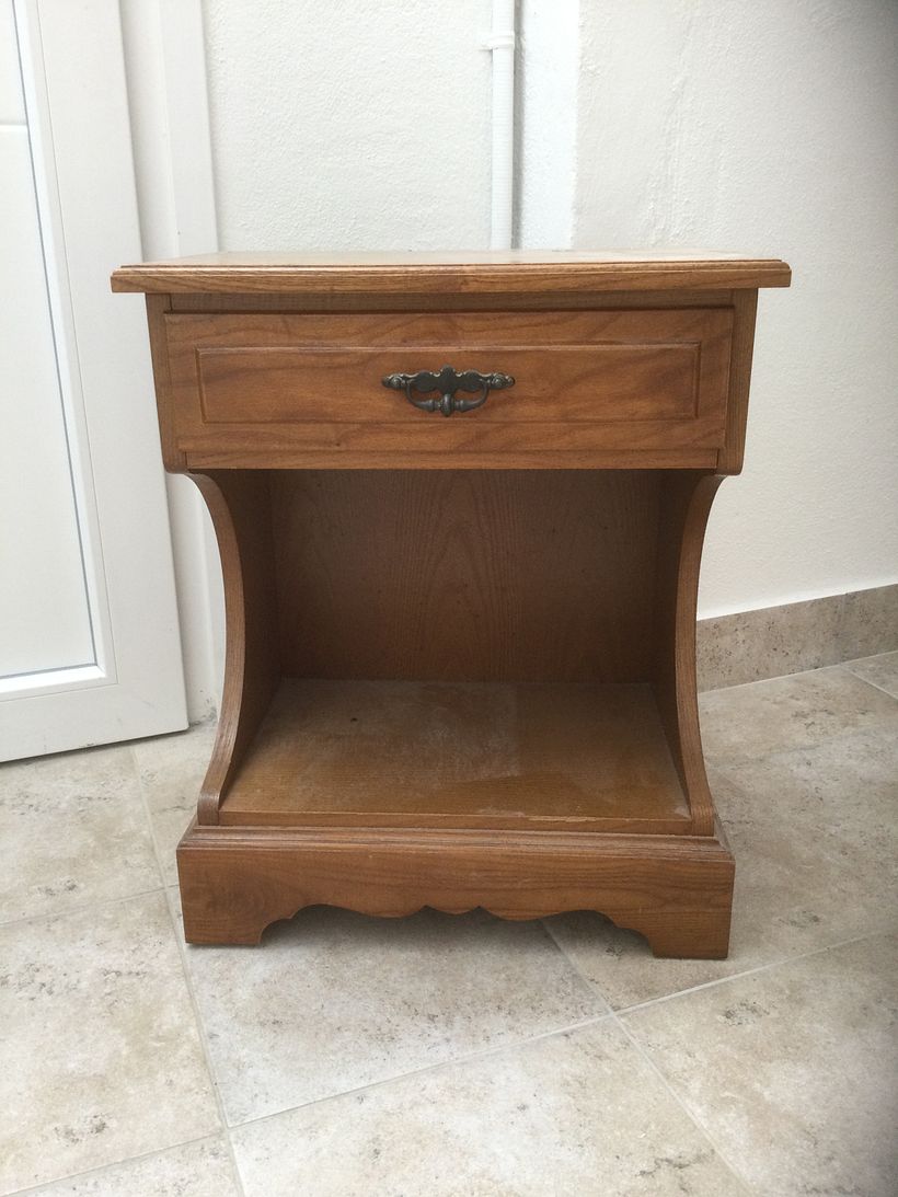 Este mueble estaba tirado al lado de unos contenedores 
