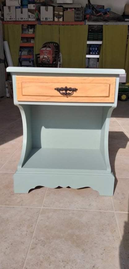 Imagen final del mueble con al segunda mano de pintura, ya encerado y con el tirador pintado en negro con spray negro mate