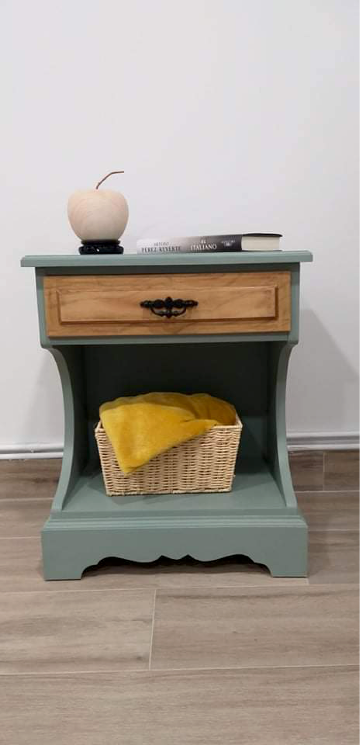 Mesilla de dormitorio o para un rincón de lectura