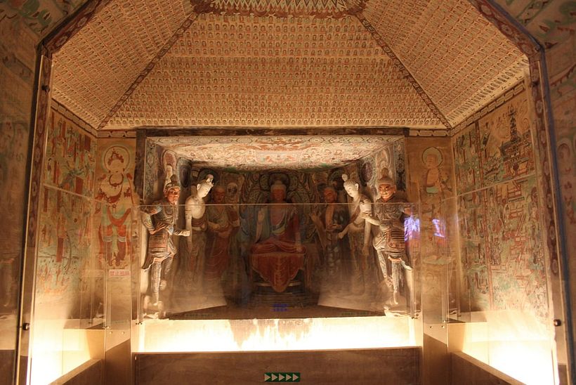 Gemalte Wandbilder in den Dunhuang-Grotten.
