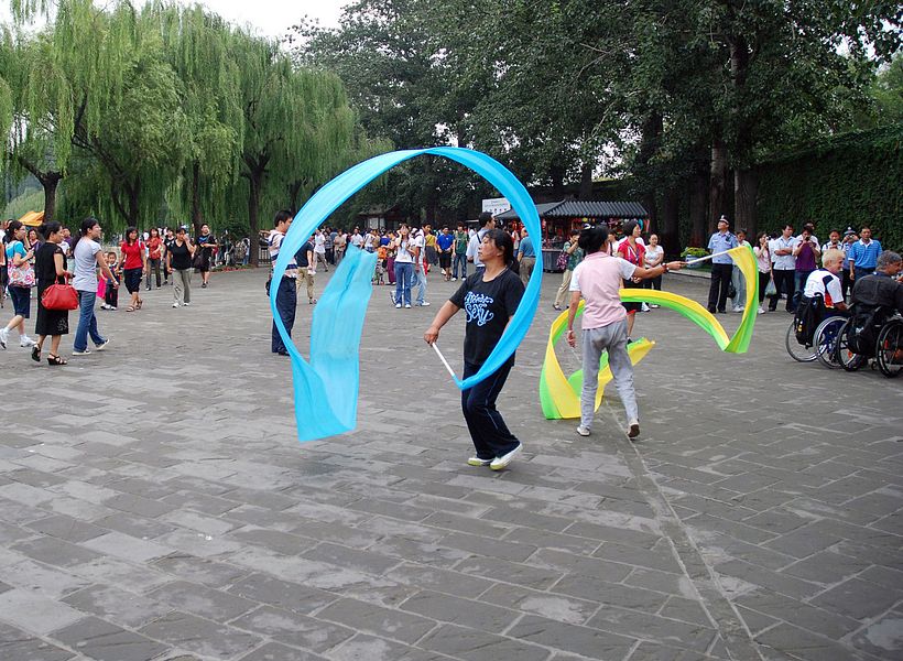 Bändertanz in Peking. Bildnachweis: Allen Watkin via Wikimedia Commons.