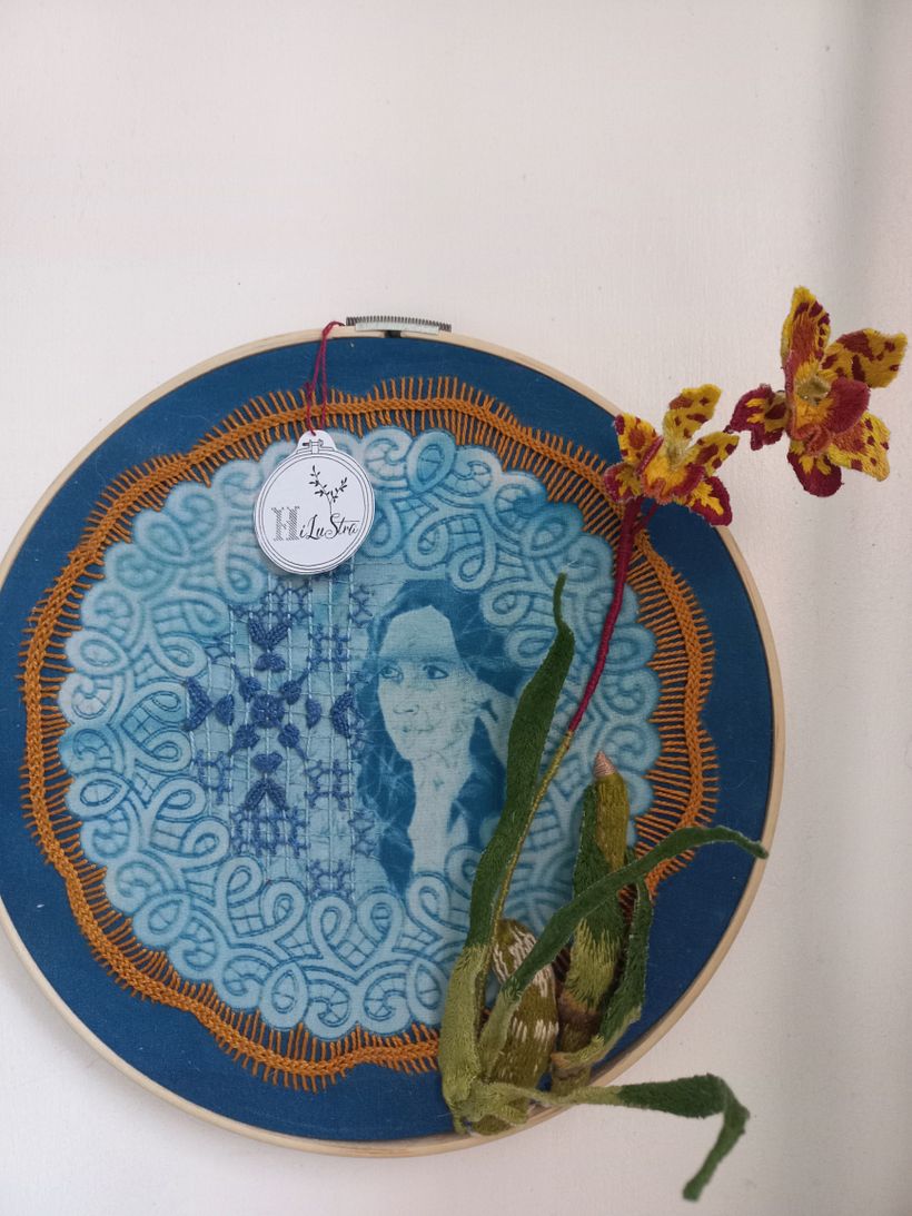 Es un retrato de una querida a miga con su orquídea favorita. 