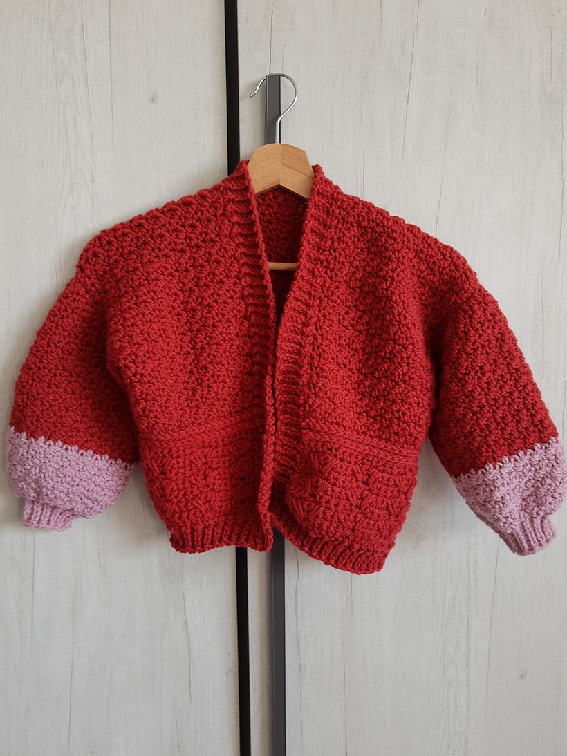 Cárdigan para niña tejido con lana grosor worsted y ganchillos 7mm y 6mm