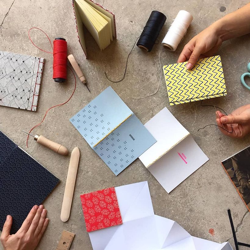 Fábrica de Texturas é um estúdio especializado em diversas técnicas artesanais, incluindo encadernação