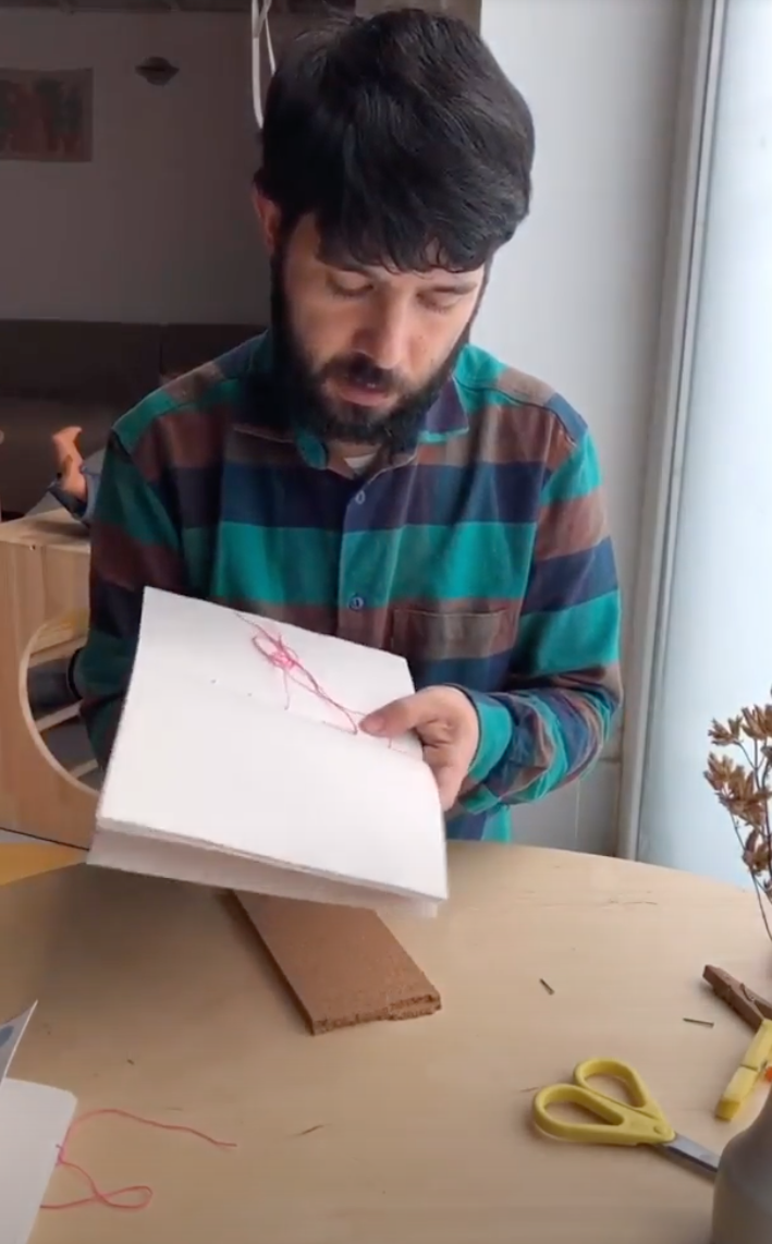 Assim que começar a costurar, você poderá remover os prendedores