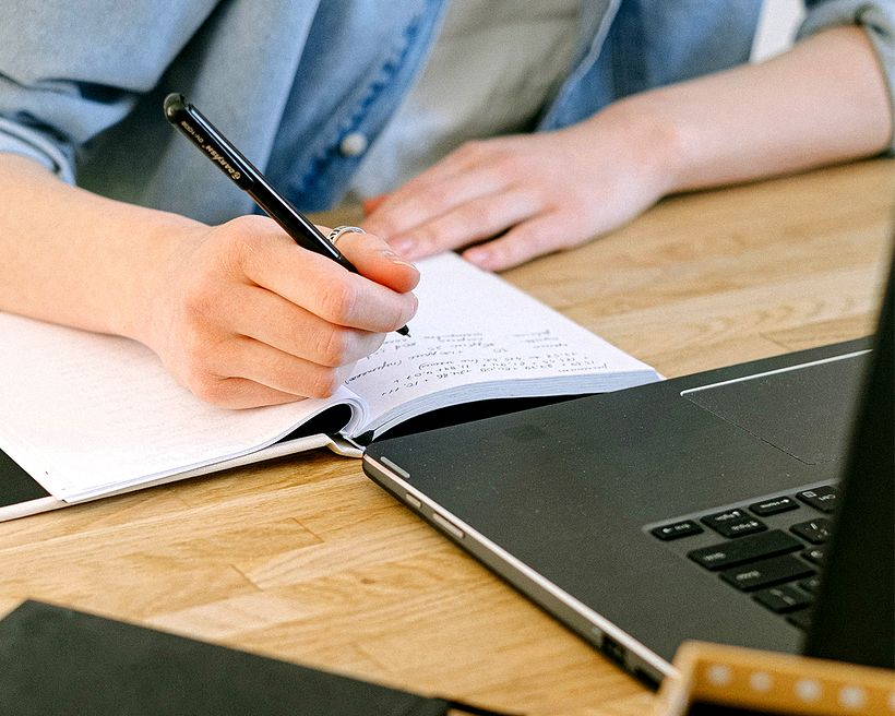 Escribir la estructura y pensar un personaje para inspirarte son parte de los recursos.