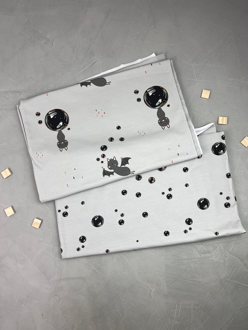 "Graf Klaus von Fledermaus" auf hellgrauem Hintergrund, gedruckt auf Jersey