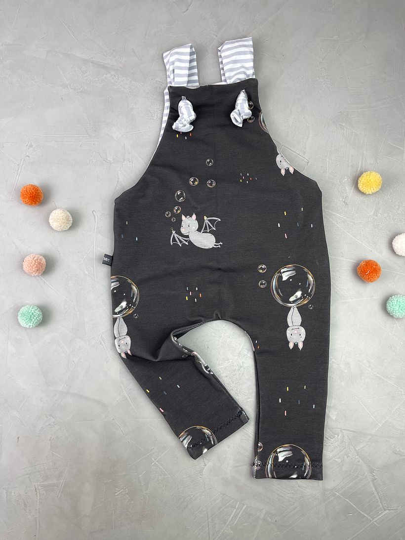 Latzhose in der Größe 12-18 Monate