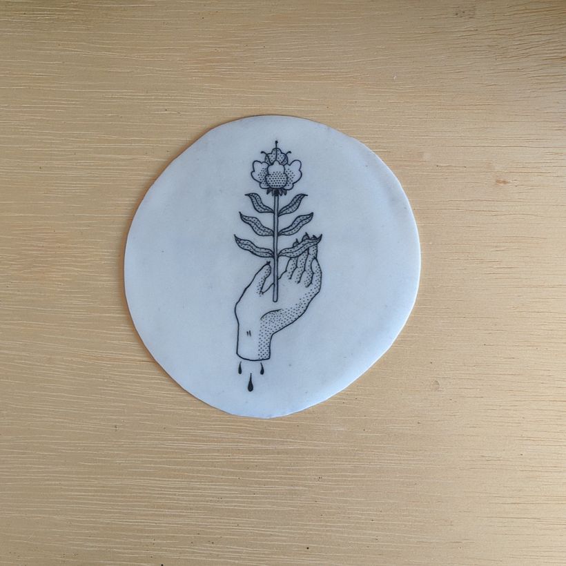 Mão com flor