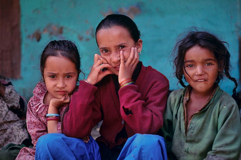 Meninas residentes de vilarejo situado na parte indiana das montanhas do Himalaya.