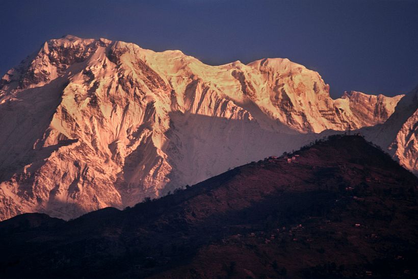 Pequeno vilarejo situado na faixa dos 3.000m de altitude, mas diante de pico nevado com elevação superior à 7.000m