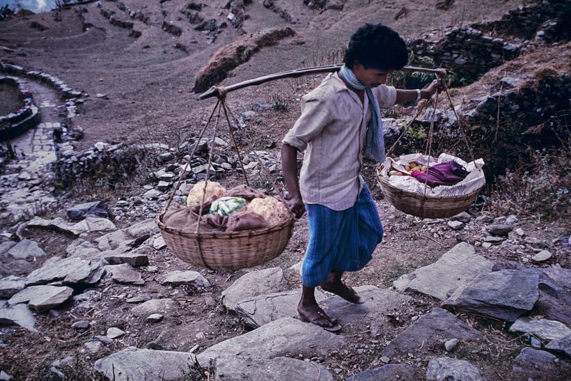 O relevo impõe enorme desafio aos habitantes que comercializam seus produtos transportando pessoalmente sua carga.