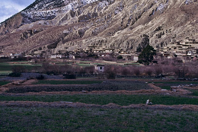 A agricultura é limitada na altitude. O cultivo é realizado em terraços e sob a proteção de muros de pedra diante dos ventos