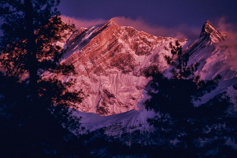 As enormes paredes rochosas refletem as várias tonalidades do amanhecer e do crepúsculo.
