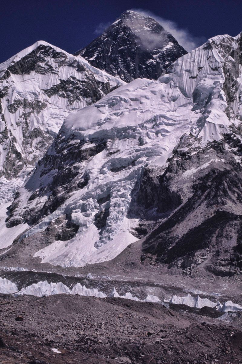 Em meio a picos com elevação superior a 8.000m, surge imponente, o Monte Everest (8.848m).