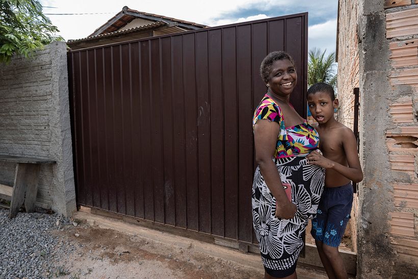 Família moradora da periferia de Paranaíta.