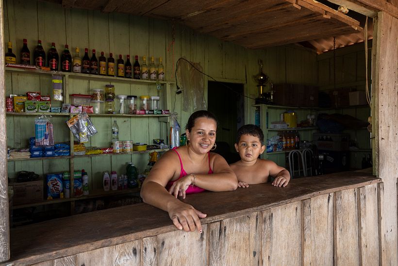 Proprietária de mercadinho no Assentamento São Pedro, no município de Paranaíta.