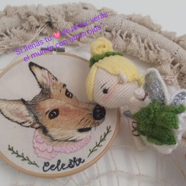 Campanita (en amigurumi) saludando a Celeste pintada con hilo!