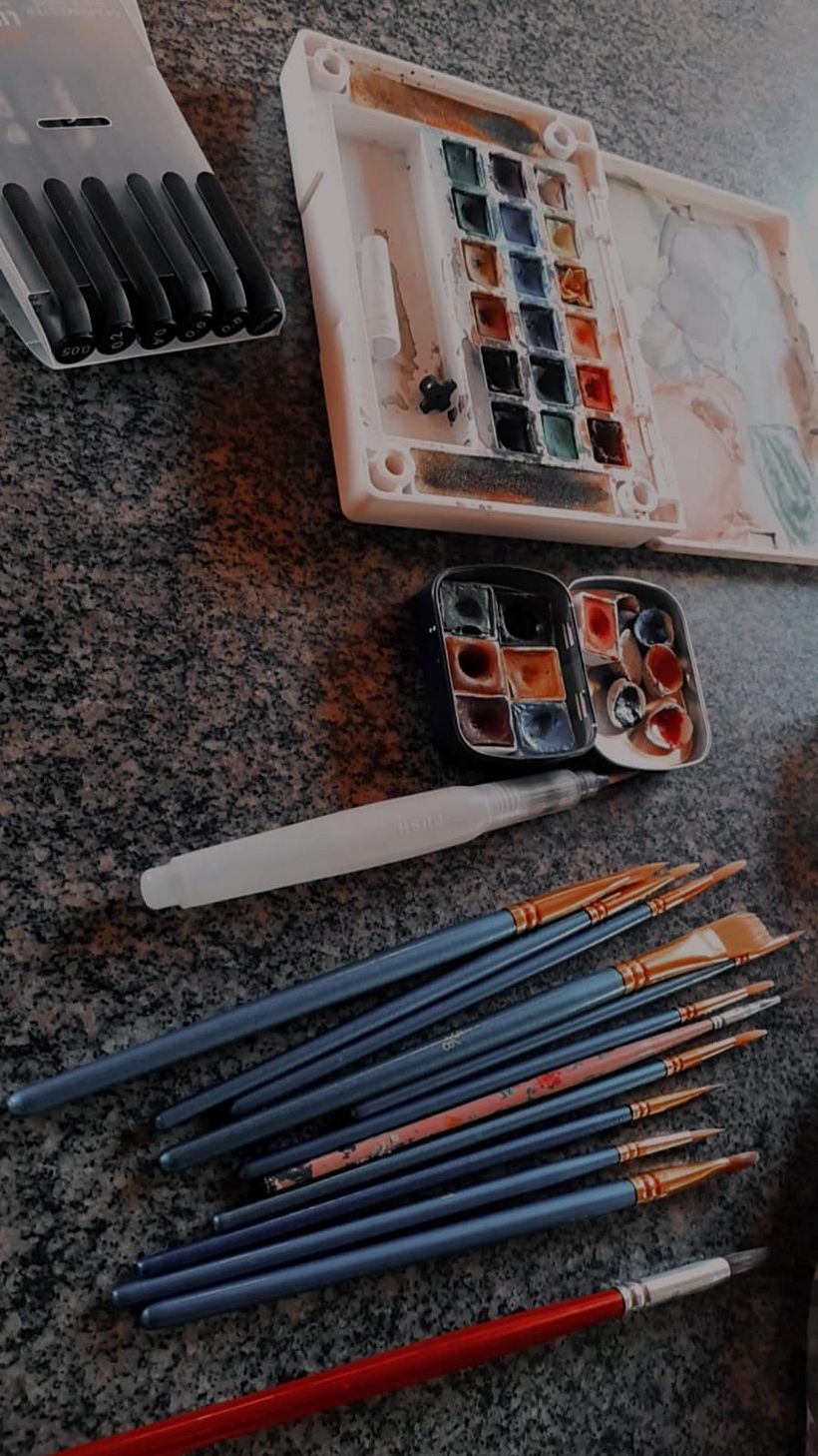 Os materiais que utilizei: Pincéis redondos e aquarelas.