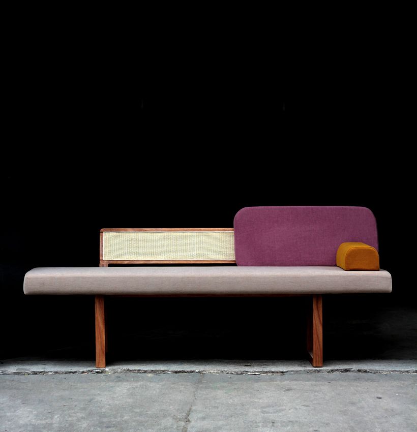 Chaise Florencia - composta por madeira maciça, palha trançada e tecidos coloridos.