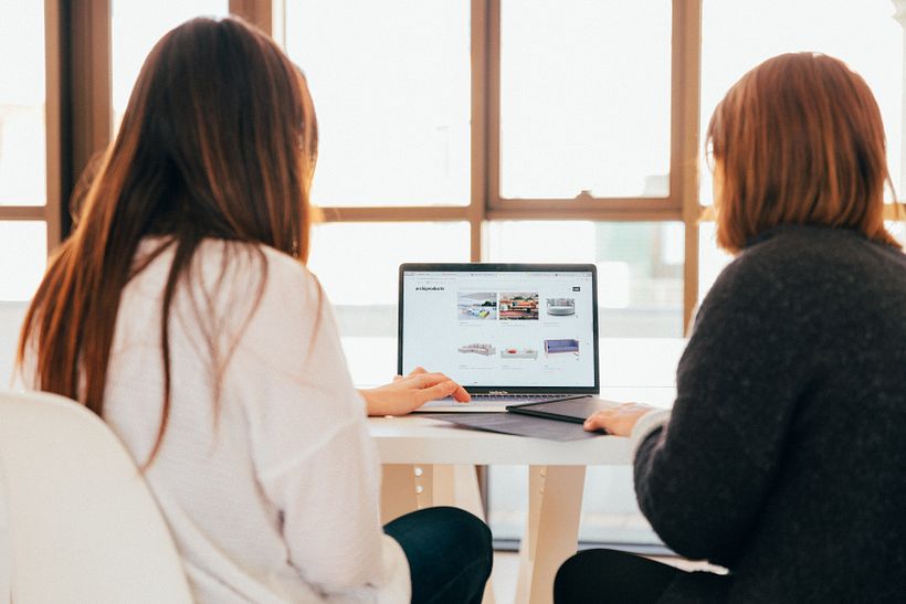 O conteúdo criado para canais digitais deve seguir as regras de SEO. Imagem por KOBU Agency via Unsplash