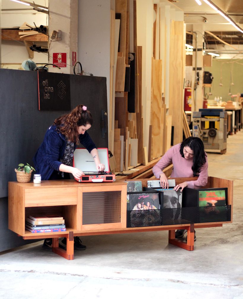 Rack Caju - composto por madeira maciça, compensado folheado, mdf preto, chapa perfurada preta e vidro texturizado