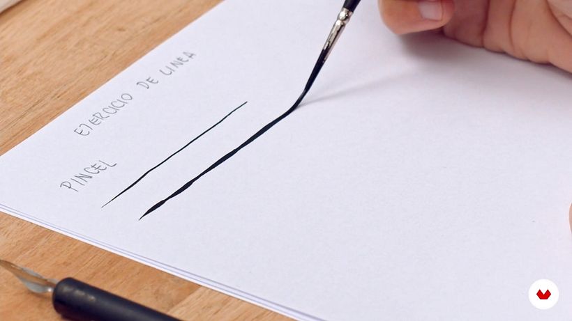 Ein gleichmäßiger Pinseldruck sorgt für gleichmäßige Striche.