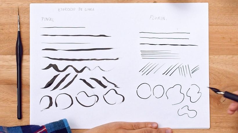 Kalligrafie-Stifte (rechts) erzeugen präzisere Striche als ein Pinsel (links).