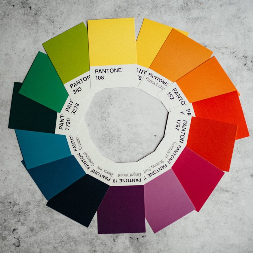 La roue des couleurs est un guide essentiel. Photo : Annie Spratt pour Unsplash.