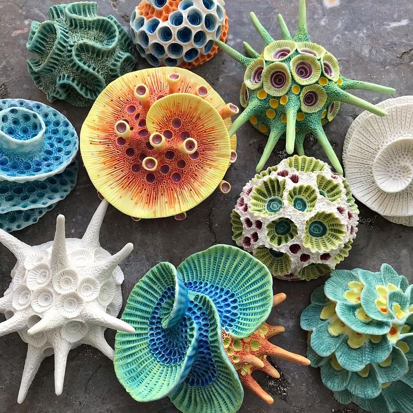 Piezas de cerámica de la artista Lisa Seaurchin inspiradas en la vida marina.