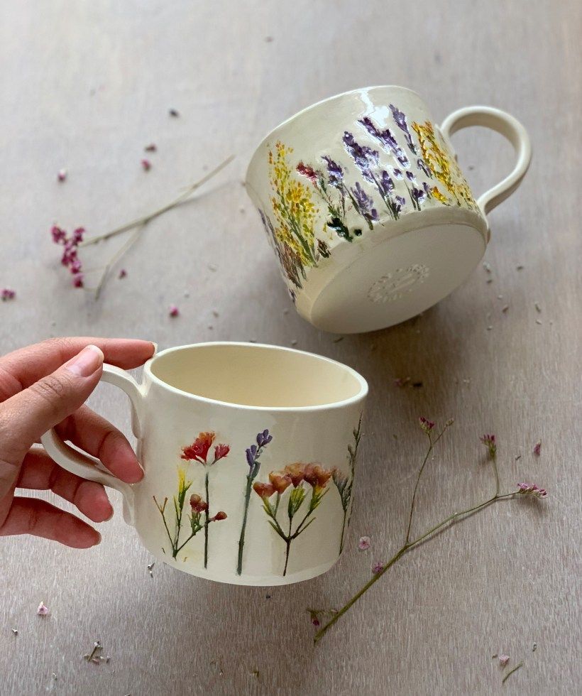 Hessa Al Ajmani crea piezas de cerámica con flores que ella misma recoge de desiertos y montañas. 