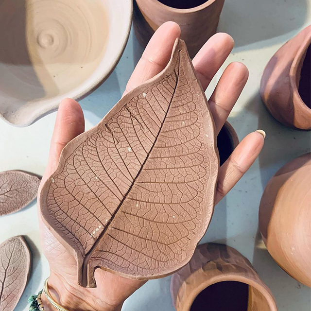 Una hoja de cerámica creada por la artista Michi. 