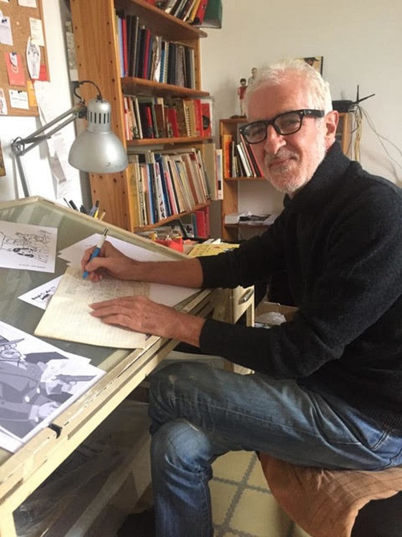 Miguel Gallardo illustrating in his studio while starting treatment for his illness in 2020.