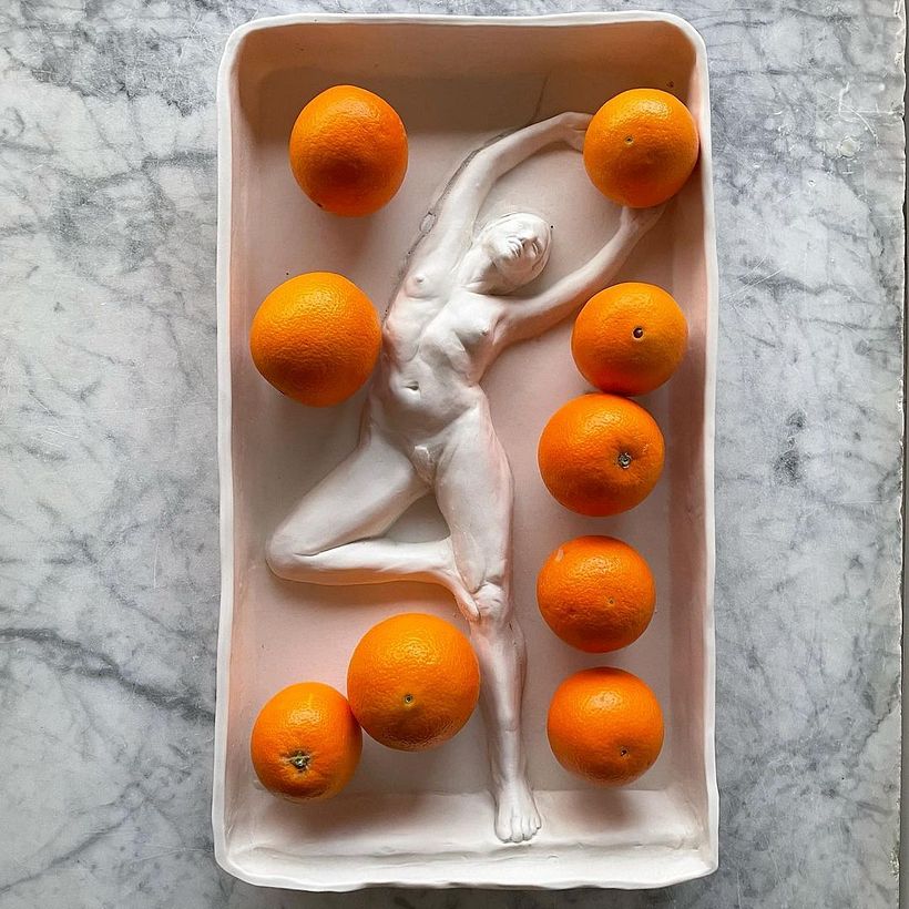 Las pieza de cerámica del artista Adrien Miller combinan pintura, escultura y fotografía, y materiales reciclados. 