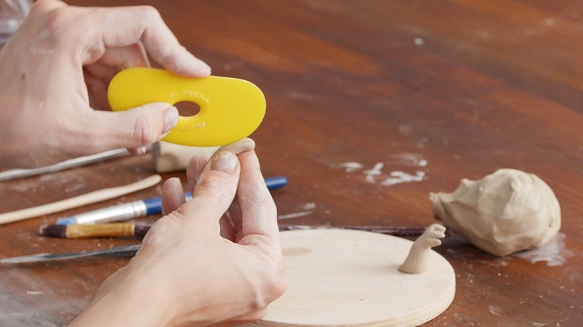 Make indentations in the clay sausage to create "toes".