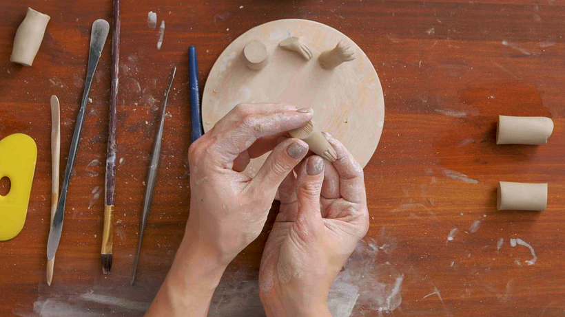 Curl the claw to make it more life-like.