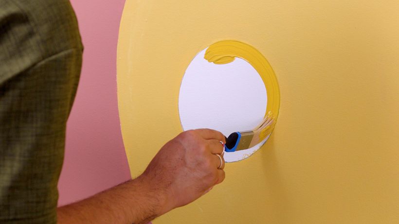 Use um pincel simples para acabamentos e áreas menores