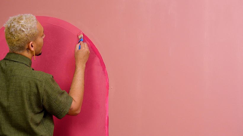 Faça a pintura e o acabamento ao mesmo tempo para não dar diferenças de tonalidade na parede